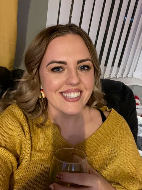 Cheryl, Resin Artist - @chezy.handmadedesigns