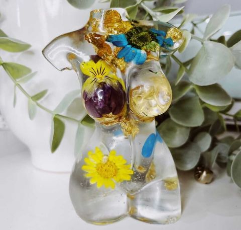 How To cast flowers in Epoxy Resin: